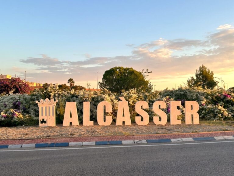 alcasser cartel bienvenida hecho con materiales reciclados