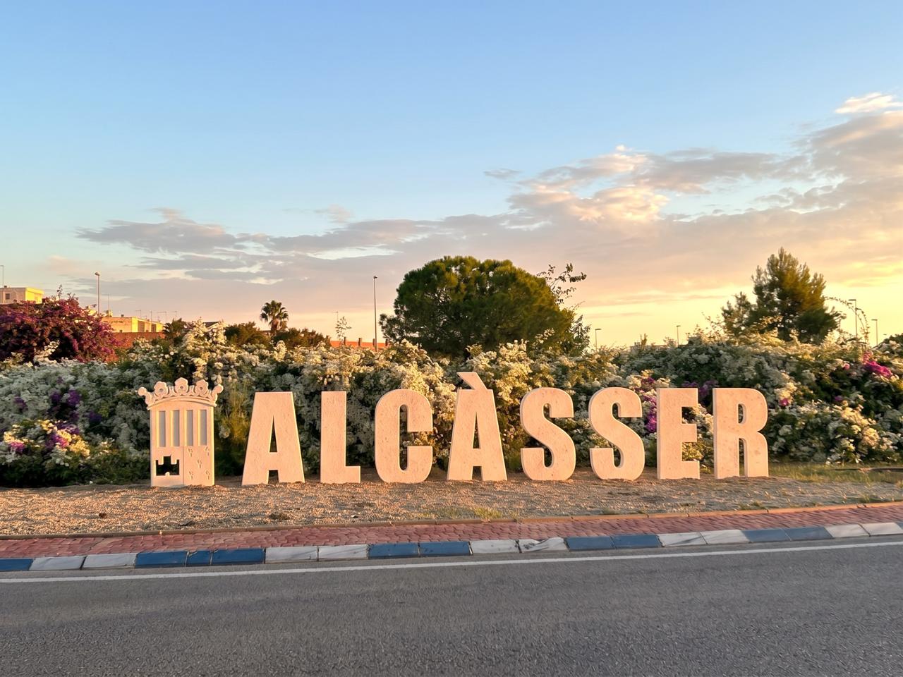 alcasser cartel bienvenida hecho con materiales reciclados