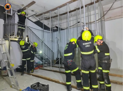 Bomberos apuntalan un edificio de siete plantas en Sedaví por filtraciones de agua