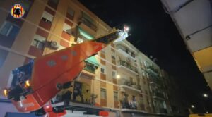 Los bomberos rescatan a una mujer de 70 años que estaba inconsciente en su vivienda de Catarroja
