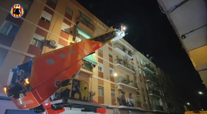 Los bomberos rescatan a una mujer de 70 años que estaba inconsciente en su vivienda de Catarroja
