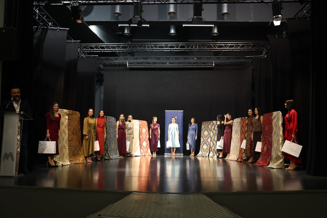 Presentación de las telas de la Corte de Honor de la Fallera Mayor de Valencia 2027