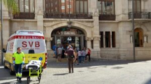 Dos policías auxilian a una pescadera herida en el Mercado Central de València