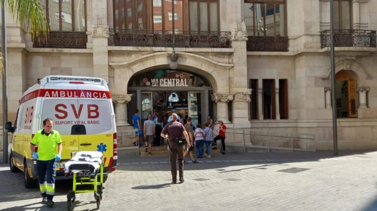 Dos policías auxilian a una pescadera herida en el Mercado Central de València
