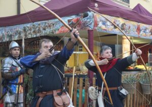 arqueros en el mercado medieval de manises