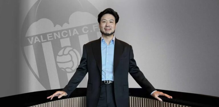 Peter Lim vende el 42 % del Valencia CF a un grupo inversor estadounidense