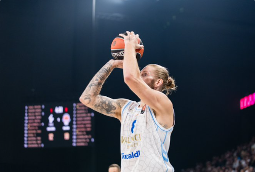 El Valencia Basket firma una remontada épica en Lyon tras levantar 18 puntos y se mantiene invicto en la EuroLeague (92-105)