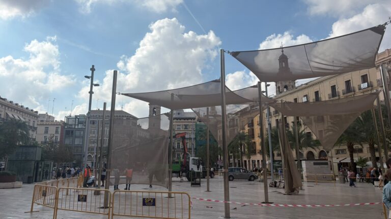 trabajos de desmontaje de la plaza de la reina