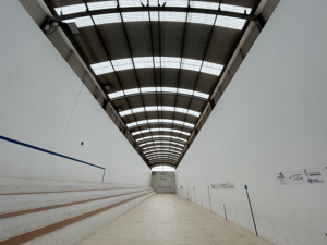 Rafelbunyol millora el trinquet amb la renovació de les plaques translúcides del sostre