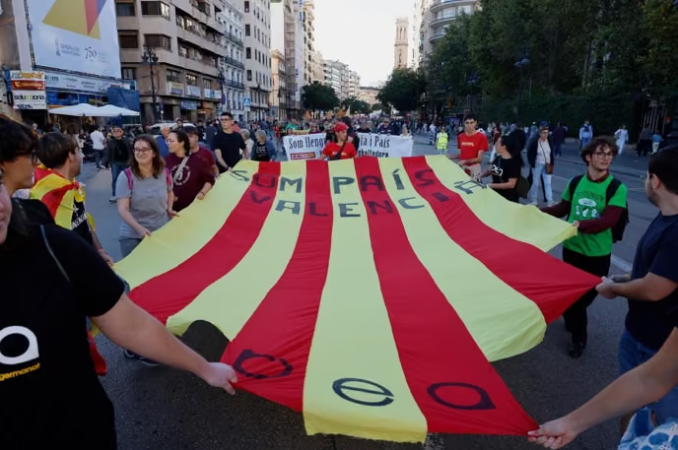 Miles de personas se movilizan en València por la identidad, la escuela pública y la vivienda en las manifestaciones del 9 d’Octubre
