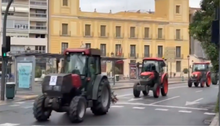 Una tractorada de medio centenar de vehículos colapsa el centro de València en defensa del campo