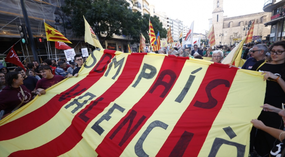 Miles de personas se movilizan en València por la identidad, la escuela pública y la vivienda en las manifestaciones del 9 d’Octubre