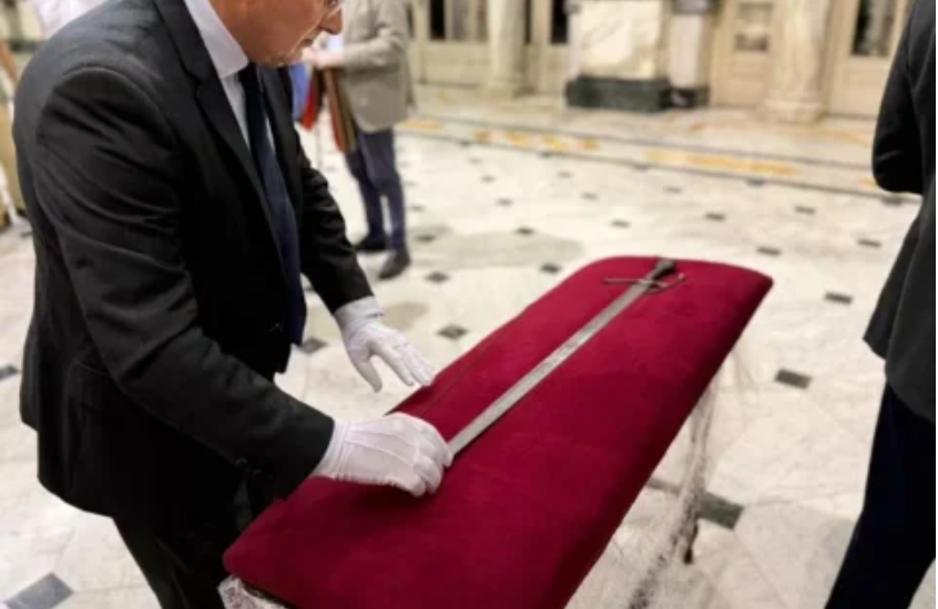 València vive un 9 d’Octubre histórico con el regreso de la espada de Jaume I a la Processó Cívica medio siglo después