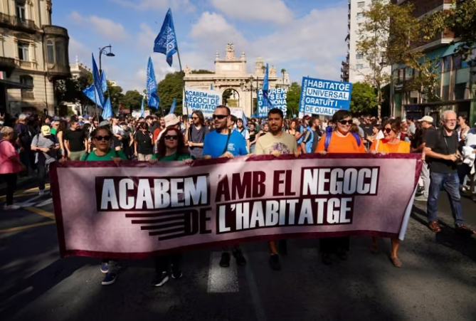 Miles de personas se manifiestan en València por el derecho a la vivienda y piden una huelga general tras el rechazo a los decretos estatales