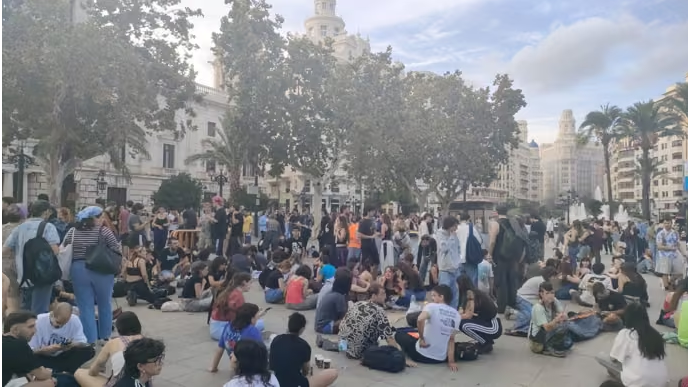 Decenas de jóvenes acampan en la Plaza del Ayuntamiento de València en protesta por la crisis de la vivienda