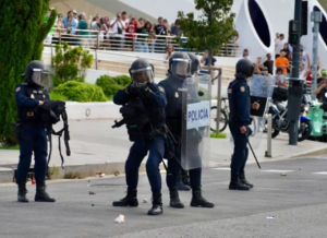 Incidentes entre la Policía y manifestantes por la vivienda tras romper el cordón policial en el Palau de les Arts de València