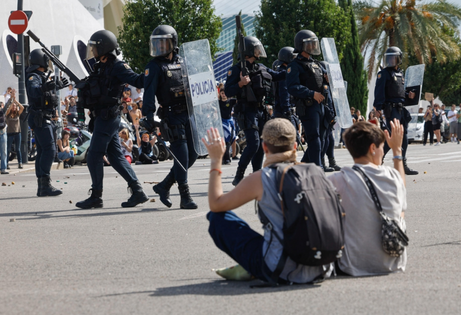 Incidentes entre la Policía y manifestantes por la vivienda tras romper el cordón policial en el Palau de les Arts de València