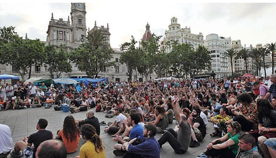 Decenas de jóvenes acampan en la Plaza del Ayuntamiento de València en protesta por la crisis de la vivienda