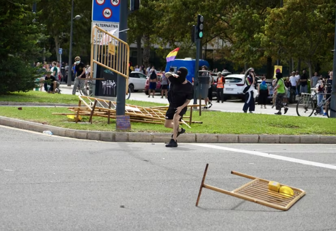 Los altercados tras la marcha por la vivienda en València dejan nueve policías heridos, cinco detenidos y tensión política por las cargas en Les Arts