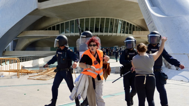 Los altercados tras la marcha por la vivienda en València dejan nueve policías heridos, cinco detenidos y tensión política por las cargas en Les Arts